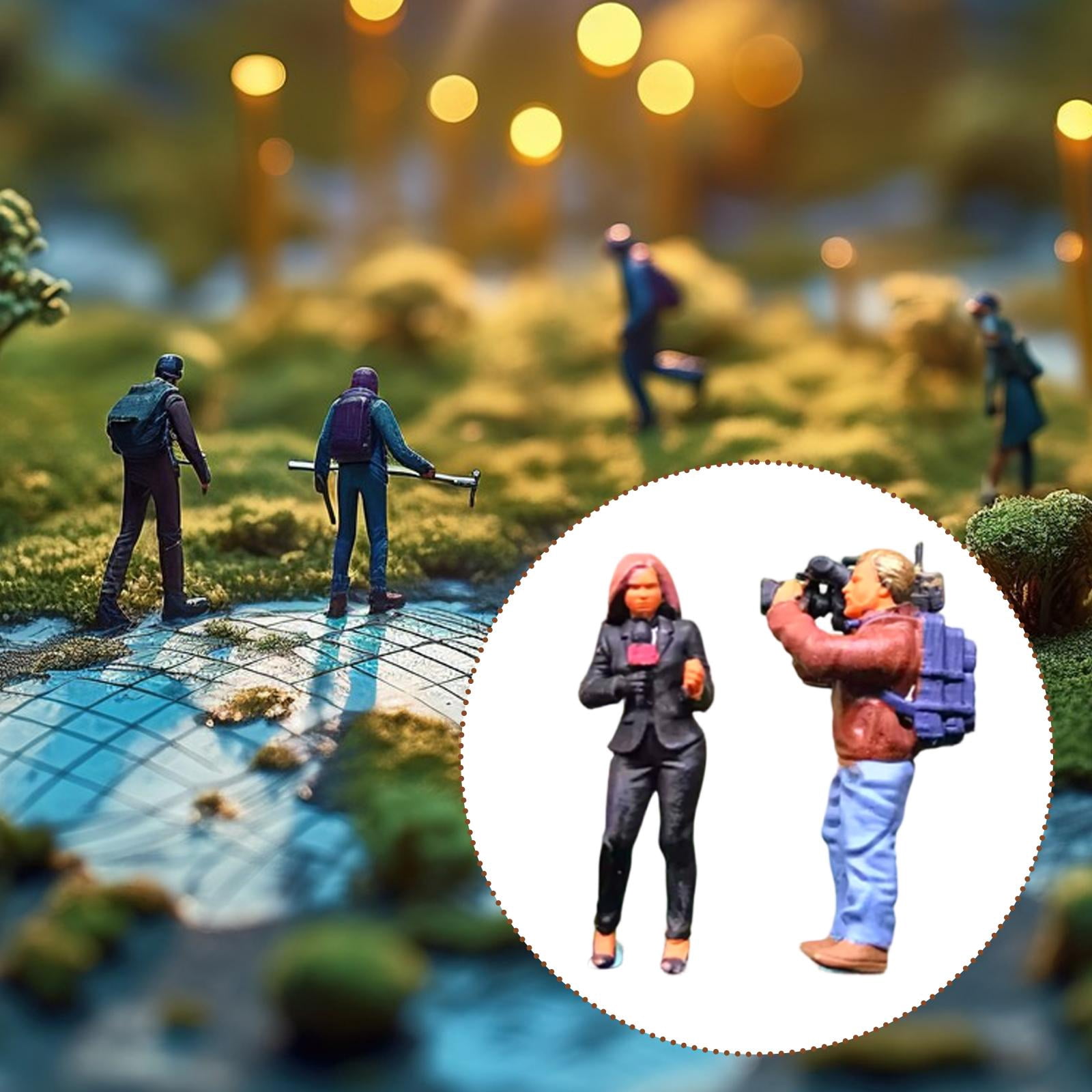 2 Pieces 1:64 Scale Miniature People Reporter Figures Realistic Resin for DIY Projects and Scene Decor