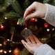 thumbnail image 4 of Decoraciones navideñas, adornos navideños, regalos navideños, colgantes nevados, decoración para el árbol de Navidad, colgantes pequeños, decoración para ventanas navideñas, adornos de plástico, bolas, 4 of 5