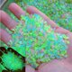 thumbnail image 5 of Arena que brilla en la oscuridad para paisajismo de acuarios: grava fluorescente para la decoración de bordes de jarrones, piedras luminosas para el sustrato de peceras, decoración del hogar., 5 of 6