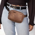 thumbnail image 2 of Riñonera Cluci de piel vegana para mujer, color negro, de Fanny Pack, 2 of 8