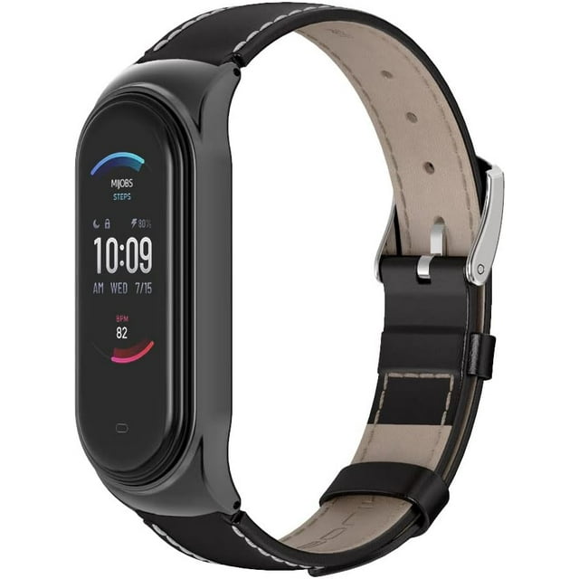 correa de cuero con acero inoxidable unisex para smart watch xiaomi compatible con mi band 6 / 5 / 4 / 9 banda negra de cuero con case y hebilla de acero inoxidable, vista 3/4 que muestra ojales ajustables, pespuntes claros y forro ventilado; 25 cm (250 mm) de longitud, compatible con Mi Band 3/4/5/6, adecuada para muñecas hasta 250 mm y a menudo usada como correa de reemplazo para uso diario.