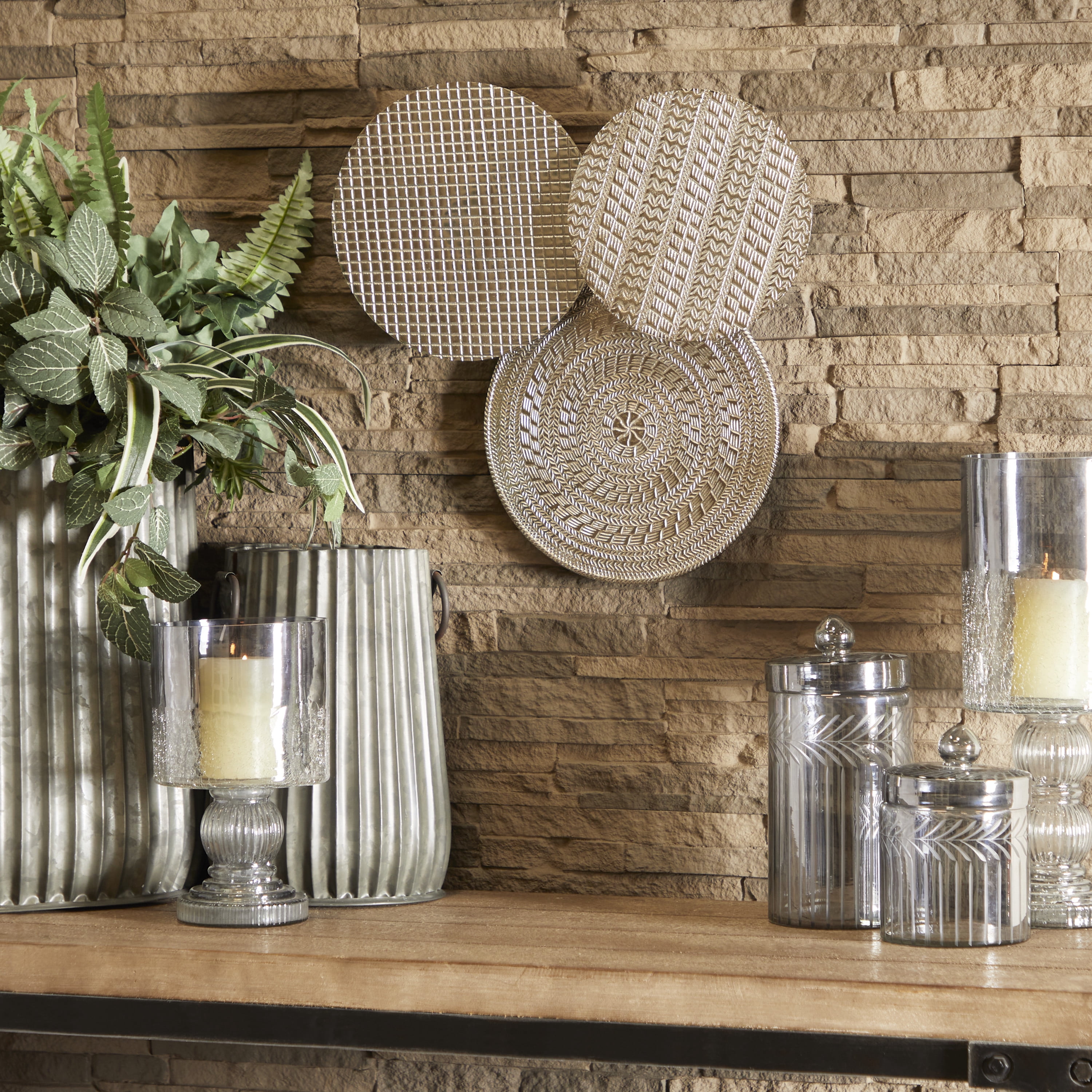 DecMode Silver Aluminum Plate Wall Decor with Textured Pattern