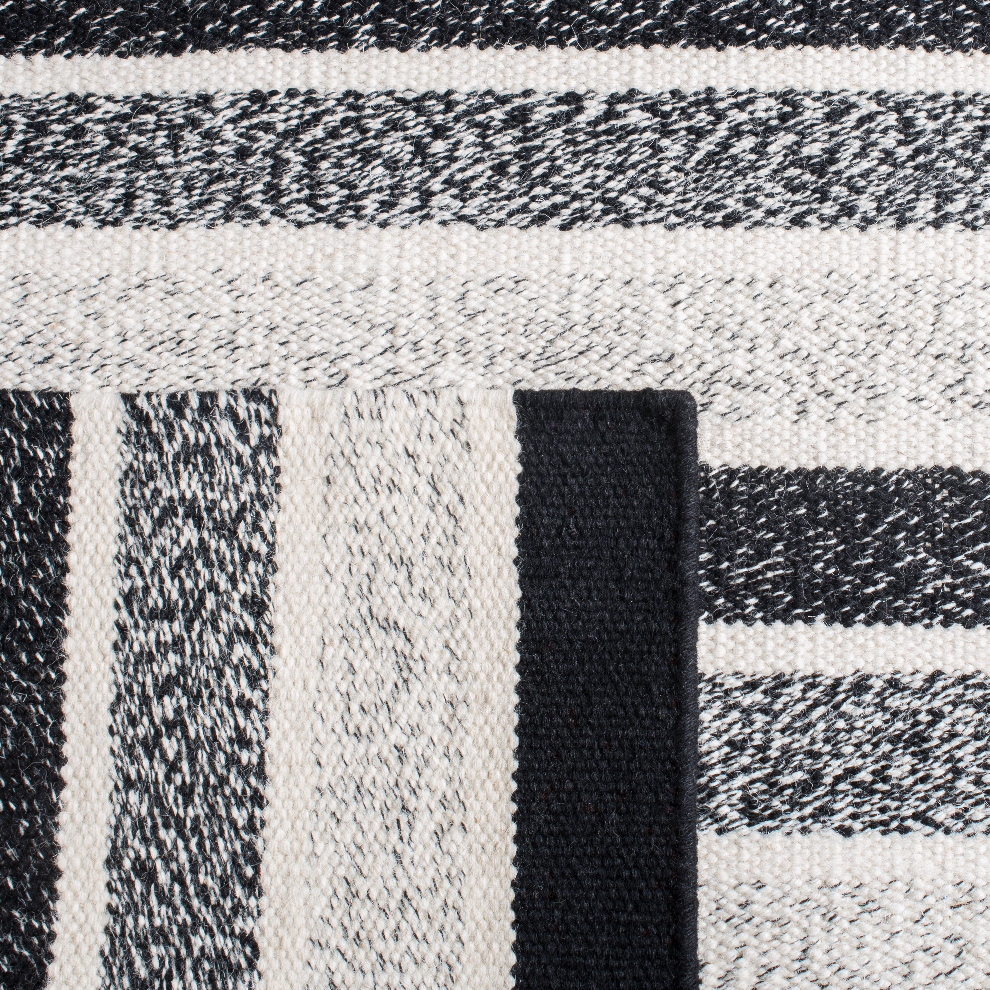 Safavieh Kilim Carlie Striped Reversible Area Rug, Black/Ivory, 4' x 6'
