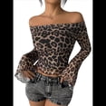 thumbnail image 1 of Blusa Corta Y2K con Estampado de Leopardo, Hombros Descubiertos, de , Transparente, Ajustada, de Larga y Puños Acampanados para Mujer. Caqui S, 1 of 10