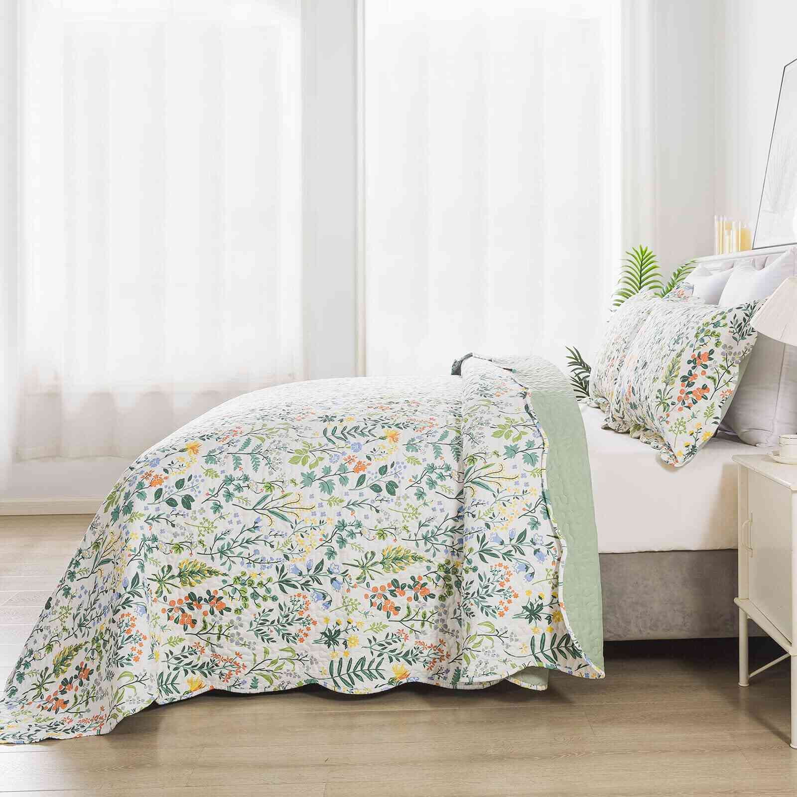 HoneiLife Pink Uptown Floral Microfiber Quilt Set, King - Lightweight