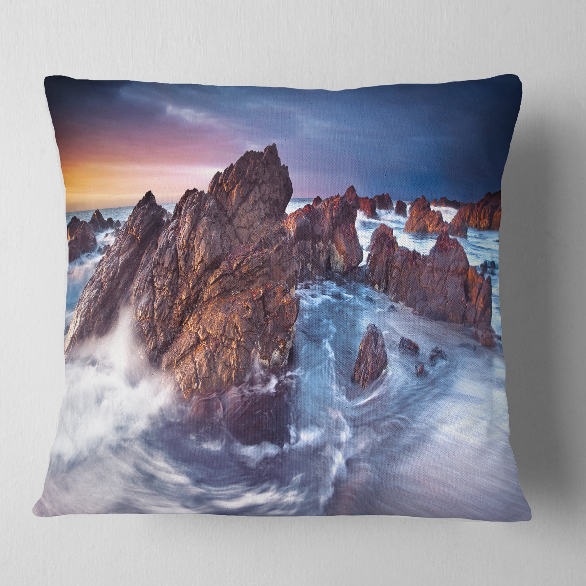 Designart Rugged Beauty Landscape - Photography Throw Pillow - 16x16
