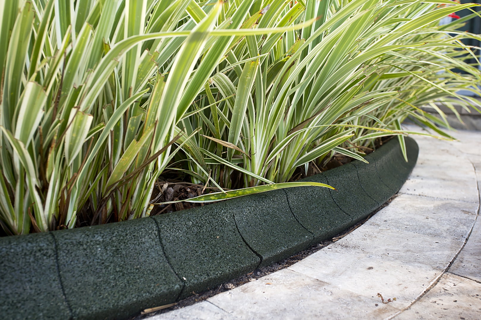 EcoBorder EarthCurb Black Recycled Rubber 4ft Lawn Edging (4pc Box)