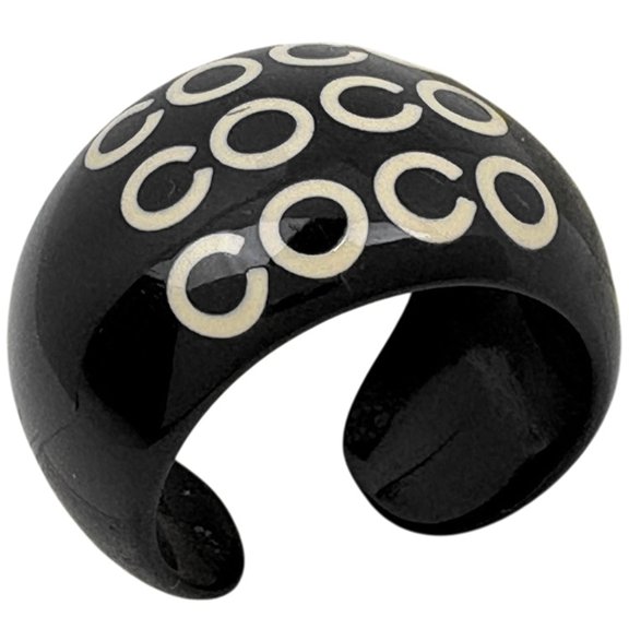Pre-Owned Chanel COCO ring, black plastic, for women.