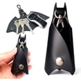 thumbnail image 1 of Llavero para hombre: Exclusivo llavero de cuero para coche con temática de murciélago | Ideal como regalo elegante para él o ella, 1 of 7