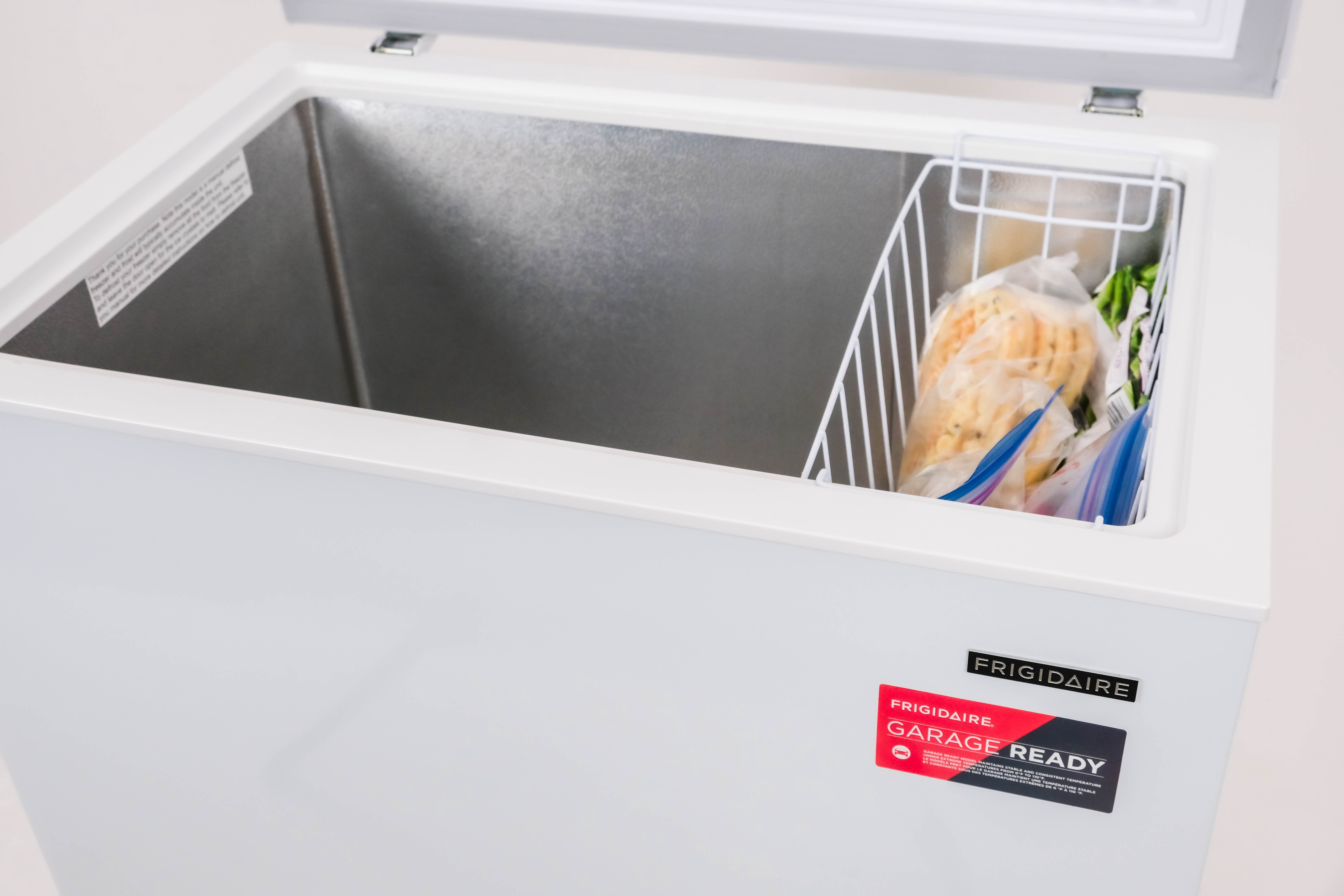 Congélateur coffre Frigidaire 7 pi³ (198 L) pour garage, cuisine ou sous-sol, grande capacité de stockage, blanc