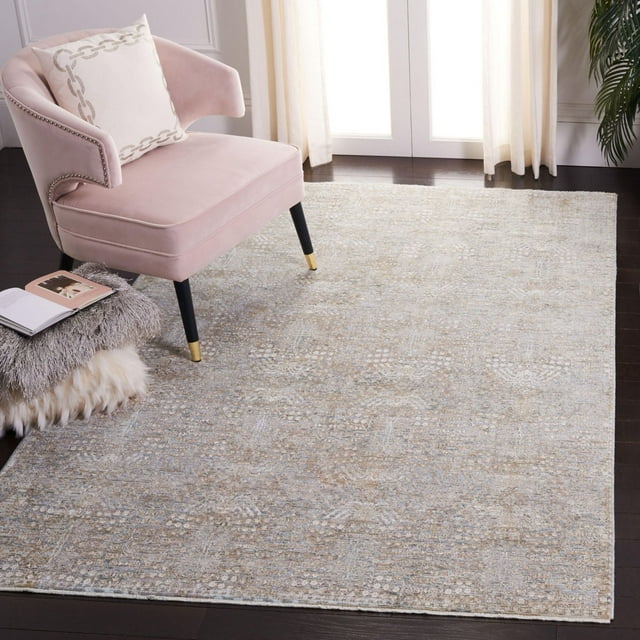 SAFAVIEH Webster Tapis Traditionnel Clark à Poils Moyens et Motif de Patine antique dans des Tons beige et Gris Doux, Posé sur un Plancher de Bois Franc Foncé, à Côté d'Une Chaise d'Appoint en Velours Rose avec Pattes à Embout Doré et un Coussin Décoratif, Idéal pour Améliorer le Confort et le style dans les Salons.