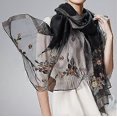 thumbnail image 1 of Bufanda de seda Mulberry, ligera, chal bordado con flores, ideal para la playa o como manta. Perfecta para todas las estaciones., 1 of 2