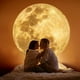 thumbnail image 3 of Luz de noche con carga USB que crea una atmósfera romántica de luna. Regalo de cumpleaños perfecto para mujeres y amantes. Proyector de luz de luna de 360°, 3 of 5