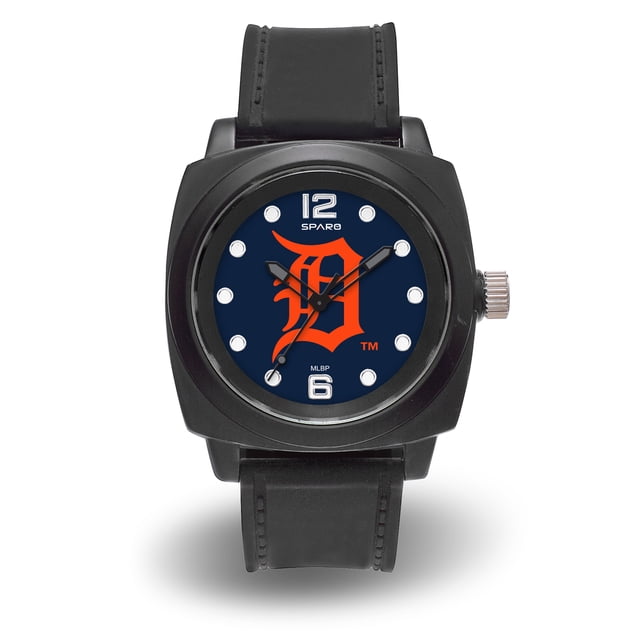 Montre Detroit Tigers Sparo Prompt avec un Cadran Couleur d'Équipe Audacieuse et le logo des Detroit Tigers en orange sur Fond Bleu Marine. la Montre a un Bracelet en Caoutchouc de Confort Noir, un Fond de Boîtier en Acier Inoxydable et un Mouvement à quartz. les Dimensions Sont 10 x 1/3 x 2 1/4 Pouces. Convient aux fans et aux Collectionneurs.