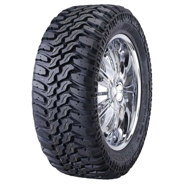 llanta 35x12.50r18 lt winrun mt305 123q llanta todoterreno negra 35x12.50R18, vista 3/4 frontal; dibujo agresivo MT con bloques profundos, flancos reforzados y canales para expulsión de piedras, grava y lodo, montada en rin cromado; apta para uso off-road.
