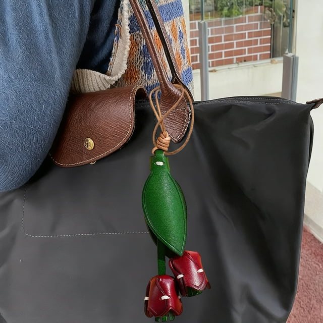 Lunxisen 2 Pcs Tulips Keychain Charm Leather Elegant Flower Bag Pendant Hanging Ornament Suitable for Car Rearview Lens Bag Decoration