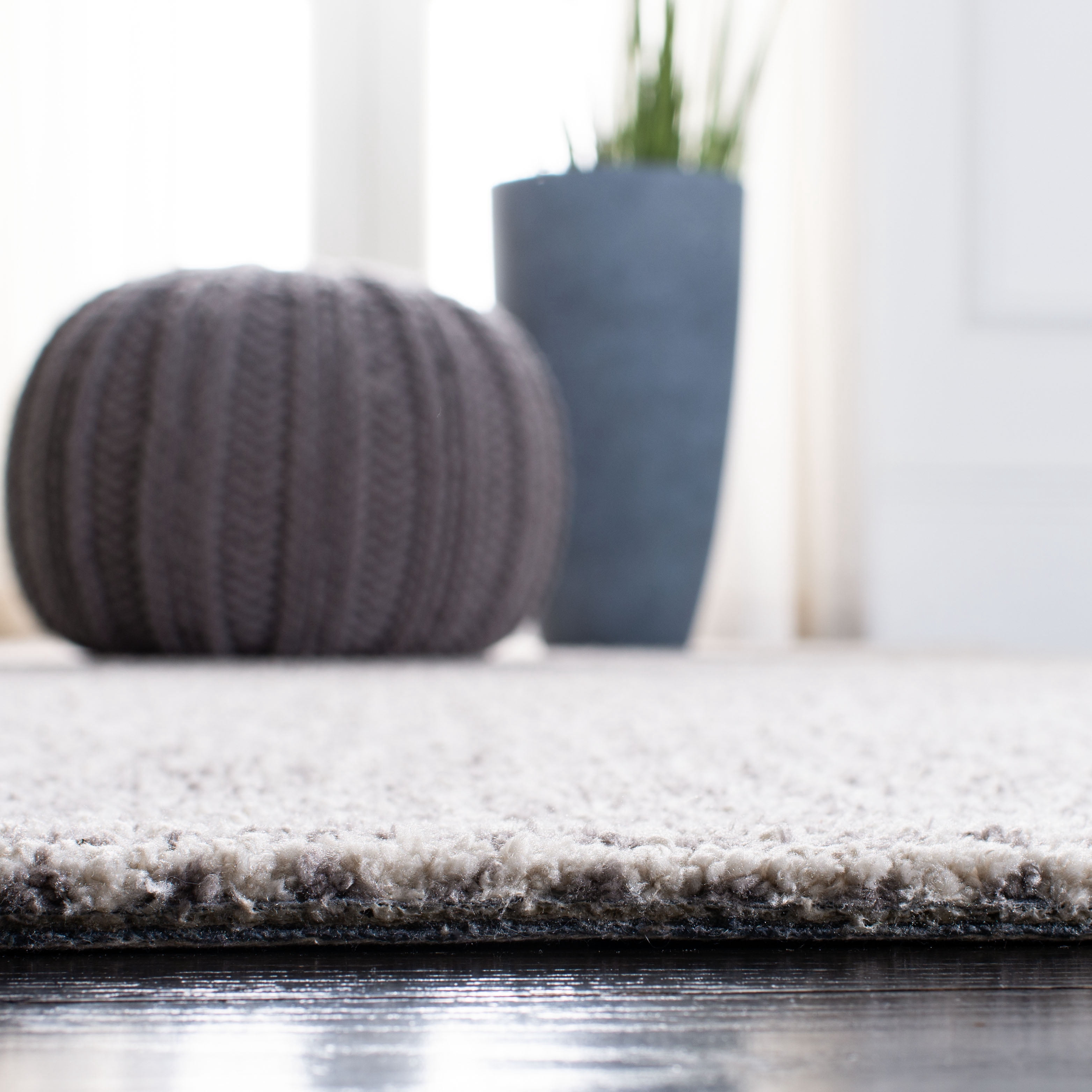 SAFAVIEH Soho Emerson Solid Area Rug, Silver, 6' x 9'