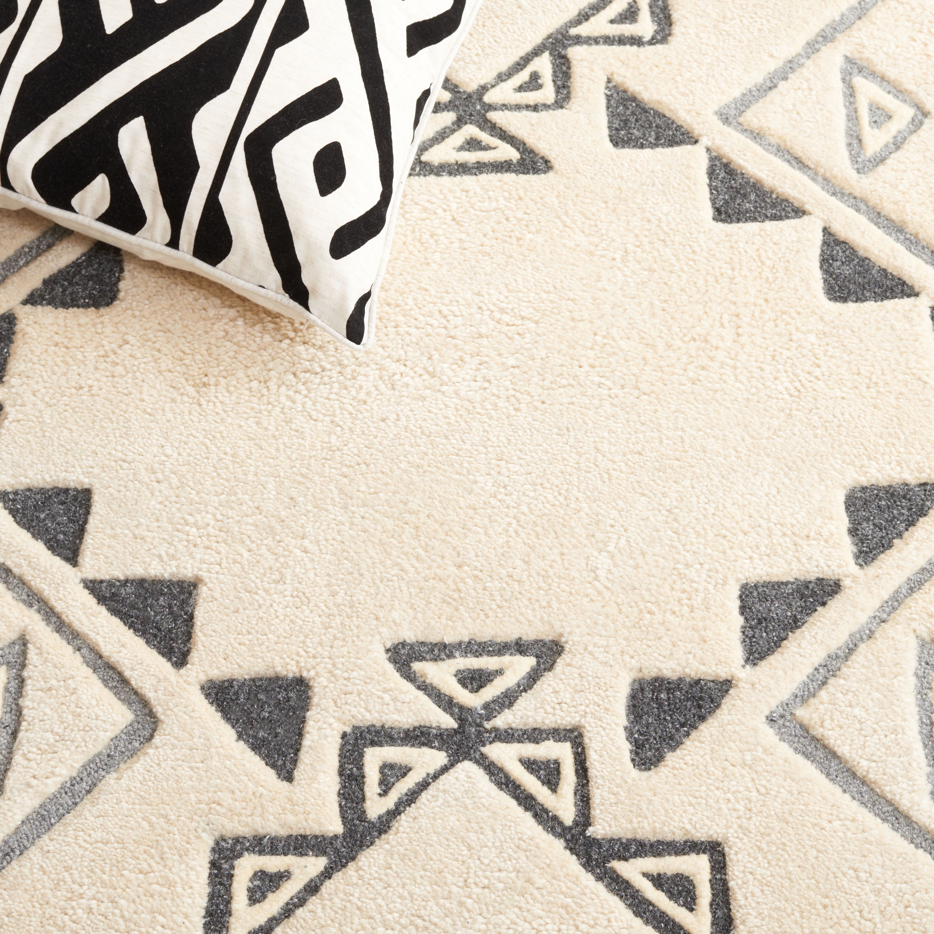 SAFAVIEH Casablanca Jerrie Aztec Shag Runner Rug, Ivory/Grey, 2'3" x 6'
