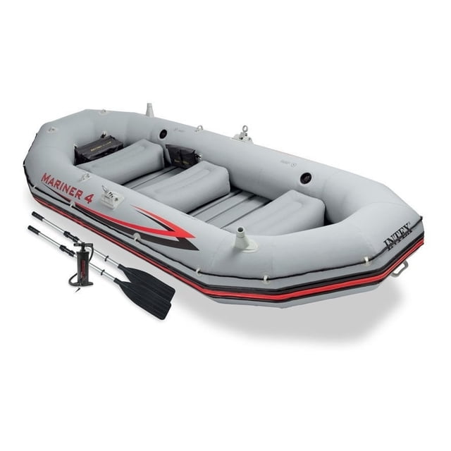 lancha inflable intex mariner 4 personas con kit de motor, vista 3/4 frontal; bote gris con franjas rojas y negras y rótulo "MARINER 4", estructura de PVC de 3 capas, asientos inflables longitudinales para cuatro pasajeros, piso rígido de plástico y alojamiento para motor fuera de borda (motor no incluido); incluye remos de aluminio, bomba de pie y kit de reparación, capacidad hasta 450 kg; apta para lago, río y pesca, frecuentemente usada también para transportar equipo de campamento.