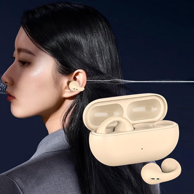 auriculares inalámbricos con clip para la oreja conexión de 10 metros reducción de ruido dual manos libres beige Auriculares clip beige con estuche de carga ovalado abierto y un auricular en la oreja en perfil; control táctil en ambas piezas, diseño ergonómico que no entra en el canal, indicador LED en el estuche, especificación de rango de transmisión de 10 m. Suele usarse para deporte y llamadas manos libres.