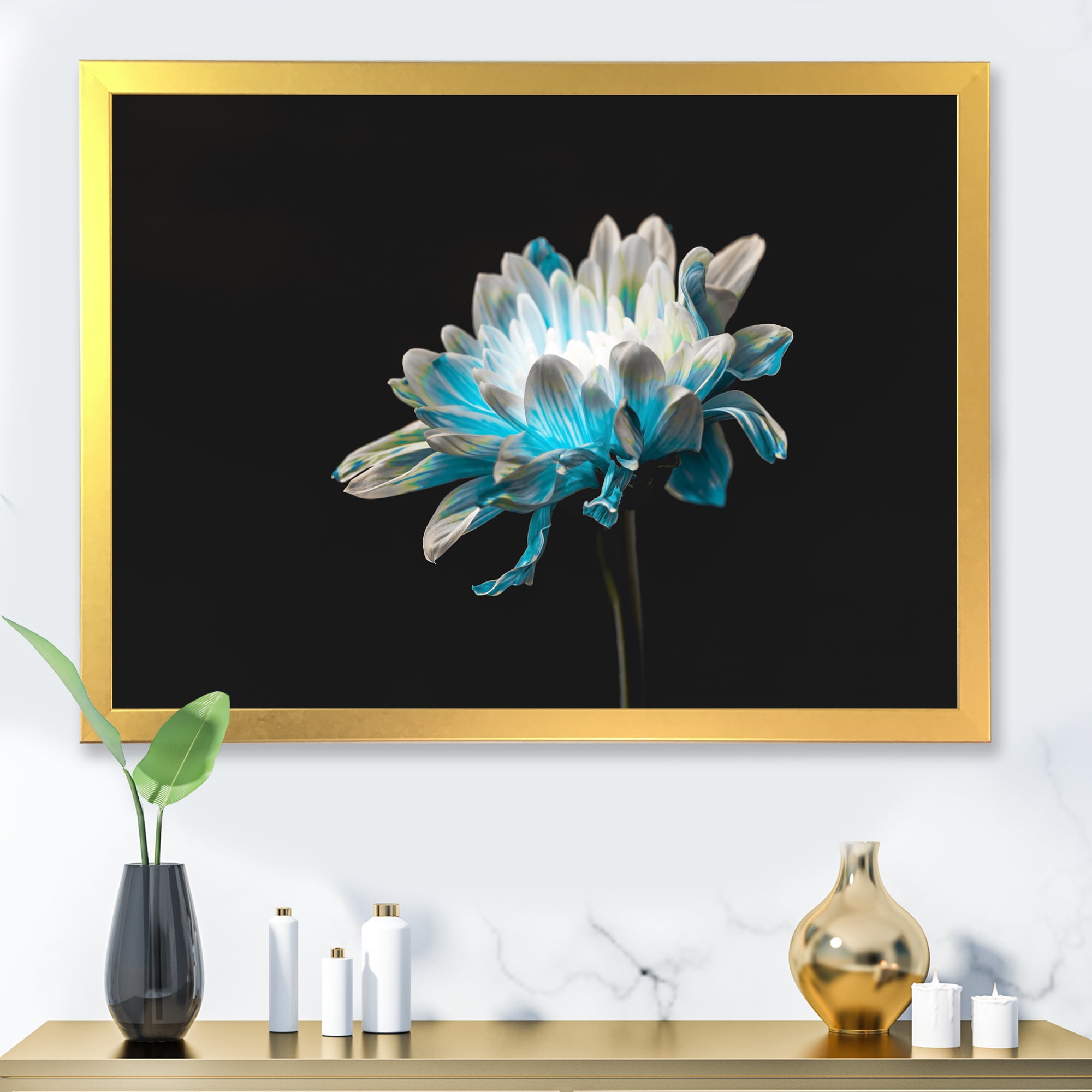 Designart 'Close Up Of White and Pure Blue Daisy Flower I' Traditional Framed Art Print