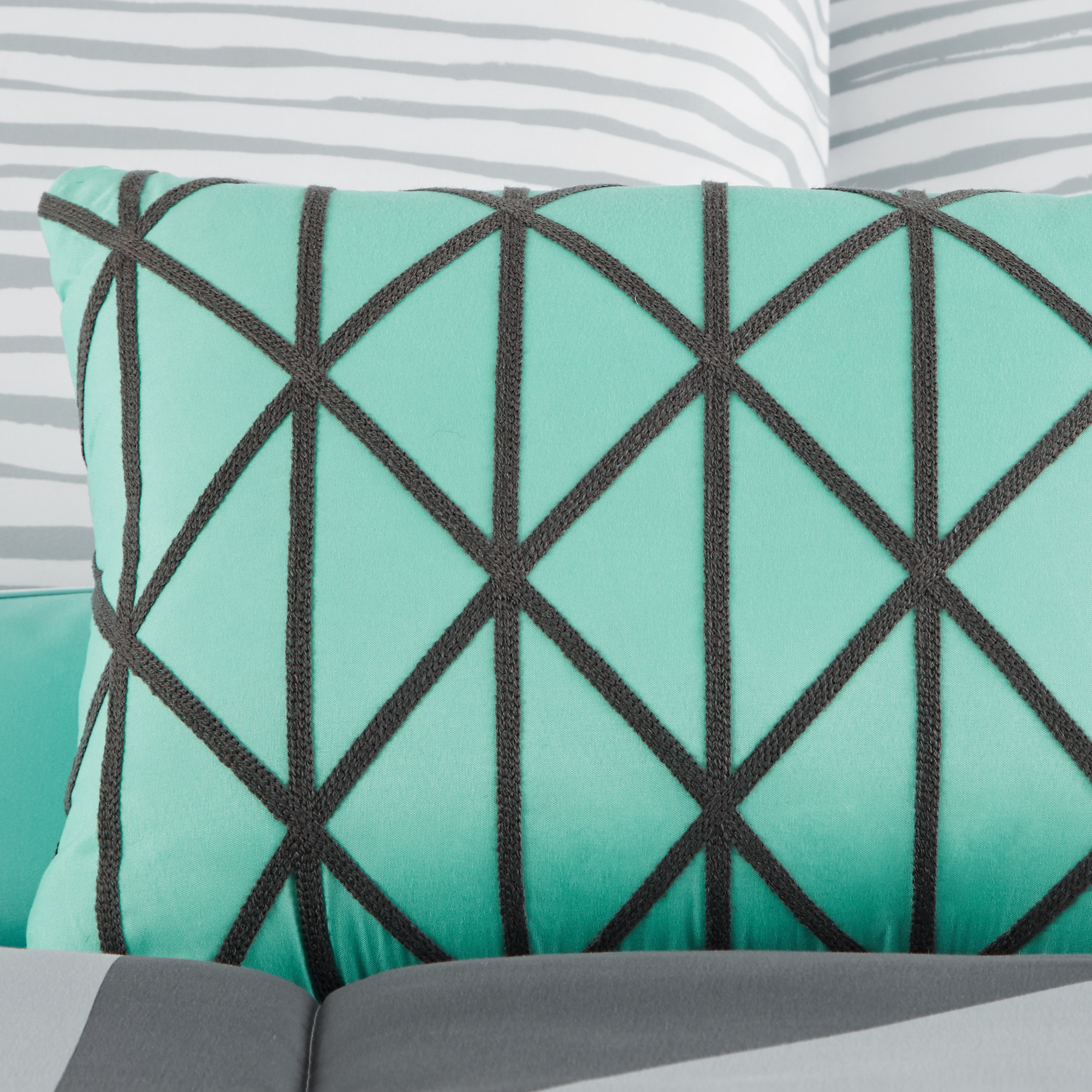 Mainstays Gray and Teal Geometric 8 Piece Bed in a Bag Comforter Set With Sheets, King - image 3 of 8