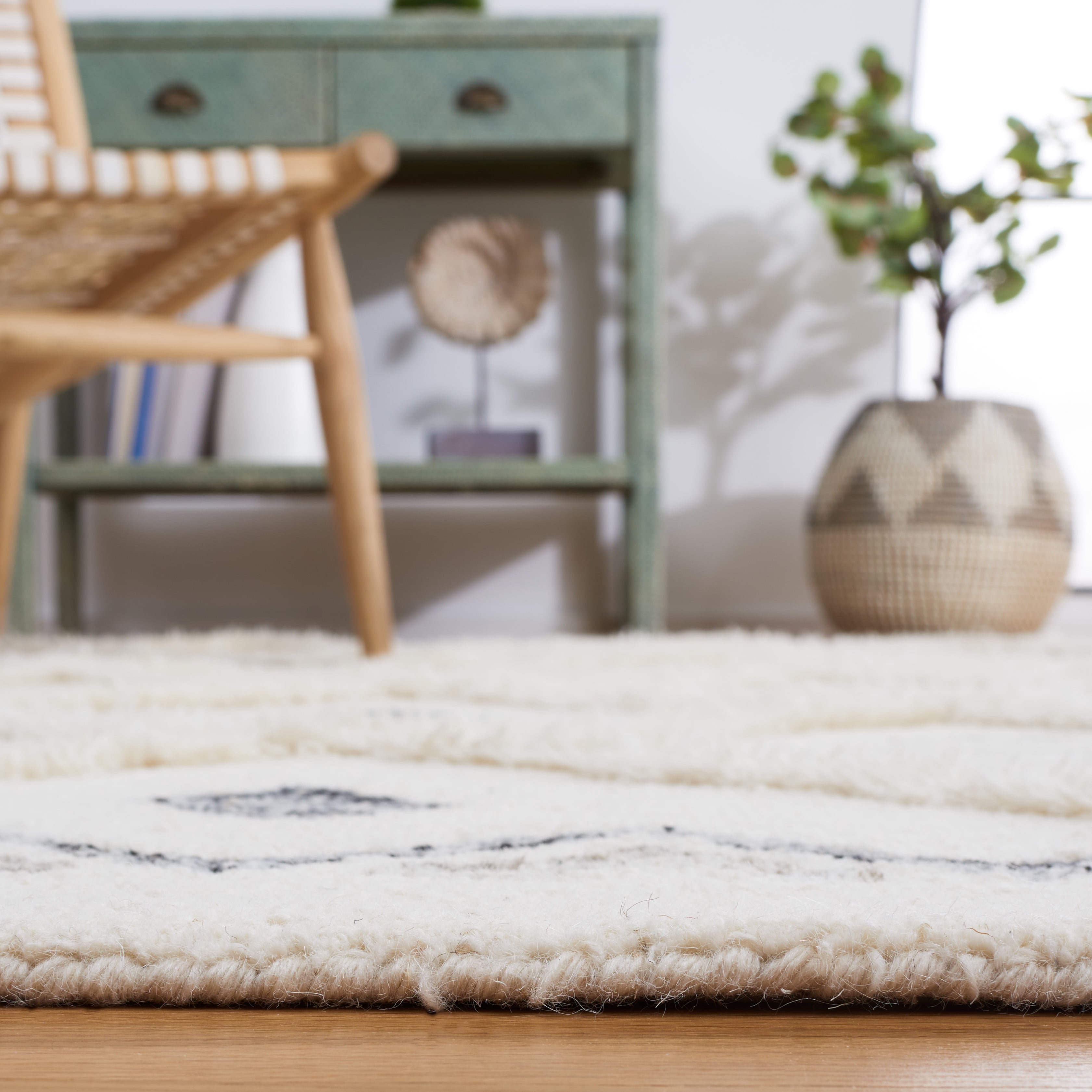 SAFAVIEH Casablanca Loew Diamond Area Rug, Ivory/Black, 5' x 8'