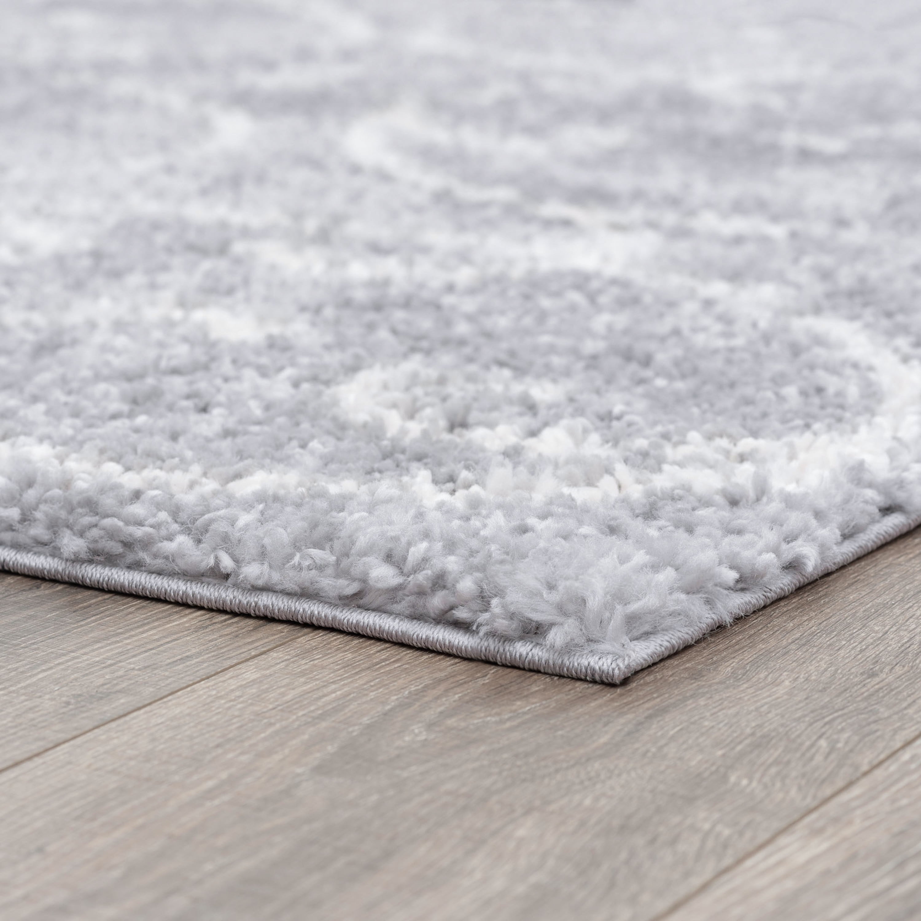 Bliss Rugs Transitional Floral 3'3'' x 5' Silver and White Polypropylene Indoor Area Rug, 3'3'' x 5'