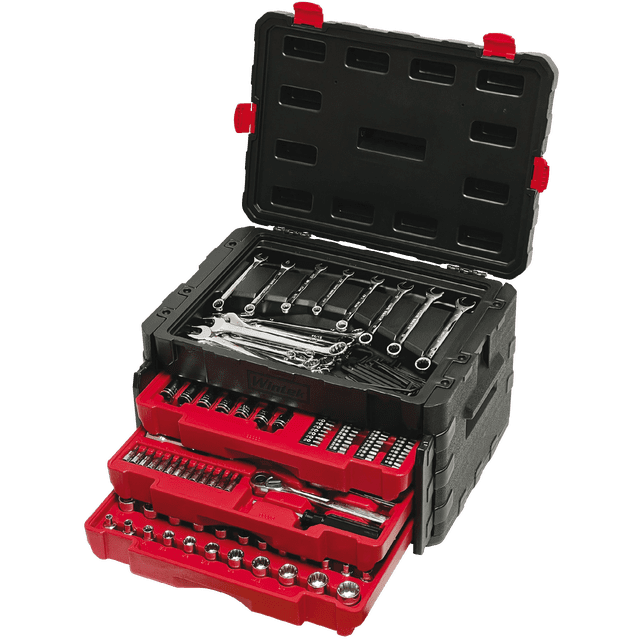 juego de herramientas mecanicas wintek estandar/metricas 336 piezas en caja porta-herramienta negra con tres cajones rojos, vista frontal 3/4 con tapa abierta; bandejas muestran matracas 1/2", 3/8" y 1/4", llaves combinadas métricas, dados cortos y largos marcados mm (línea) y SAE (liso), extensiones y puntas organizadas; también apto para guardar piezas pequeñas durante transporte.