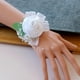 thumbnail image 2 of 4 pulseras nupciales con ramilletes de muñeca y flores blancas para boda 6 piezas, 2 of 8