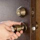 thumbnail image 3 of Cerradura de puerta Master Lock TUCO0605 monocilíndrica de latón envejecido, 3 of 6