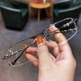 thumbnail image 2 of Gafas de miopía con montura de media montura que cambian de color y con alambre dorado para hombre y mujer, modernas, combinables con todo, con luz azul, 2 of 4