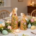 thumbnail image 1 of Decoración de par de figuras de conejito de madera – Conejos de madera tallados multicolores 2 tamaños 7in y 5,3 in – Adorno de mesa de Pascua, decoración rústica de campesa primaveral, 1 of 8