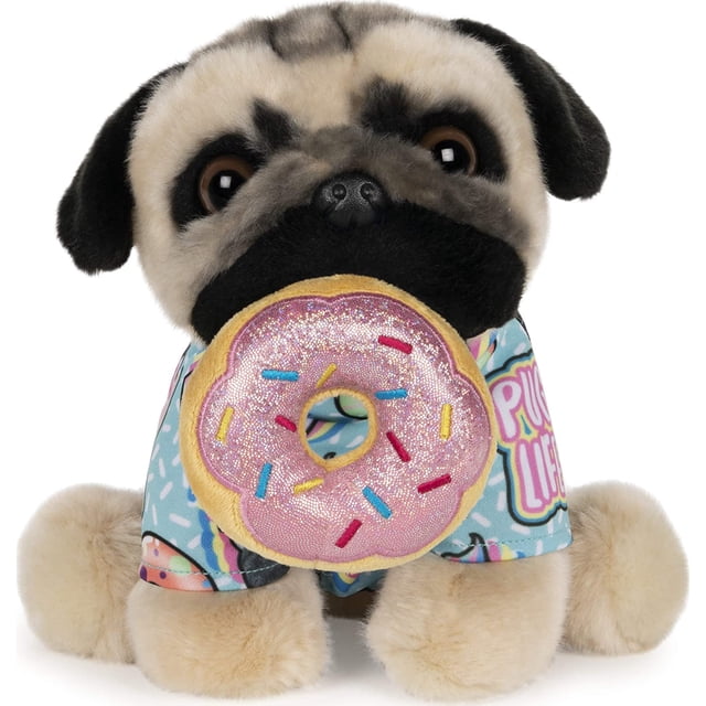 peluche pug doug gund con dona y camiseta estampada 9pulg felpa suave infantil negro/café gund gd-863663 pug de peluche de 9 pulgadas (23 cm) en vista frontal, pelaje negro y café, ojos brillantes y hocico oscuro; camiseta estampada azul con texto “PUG LIFE” y dona rosquilla rosa brillante colgando con detalles de chispas. Fondo blanco; a menudo usado como pieza de colección o regalo infantil.