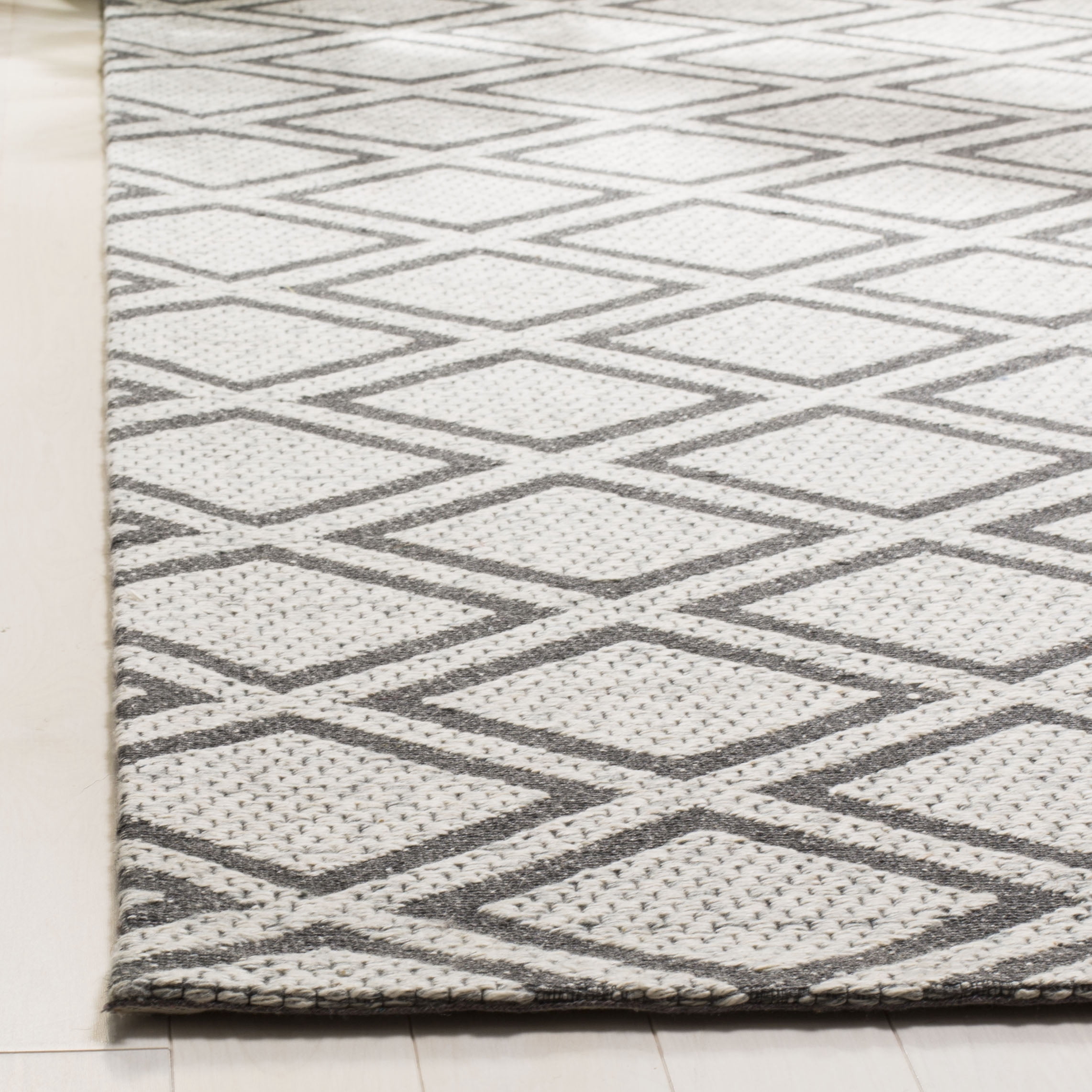 SAFAVIEH Micro-Loop Gavin Diamond Trellis Wool Runner Rug, Silver/Dark Grey, 2'3" x 7'