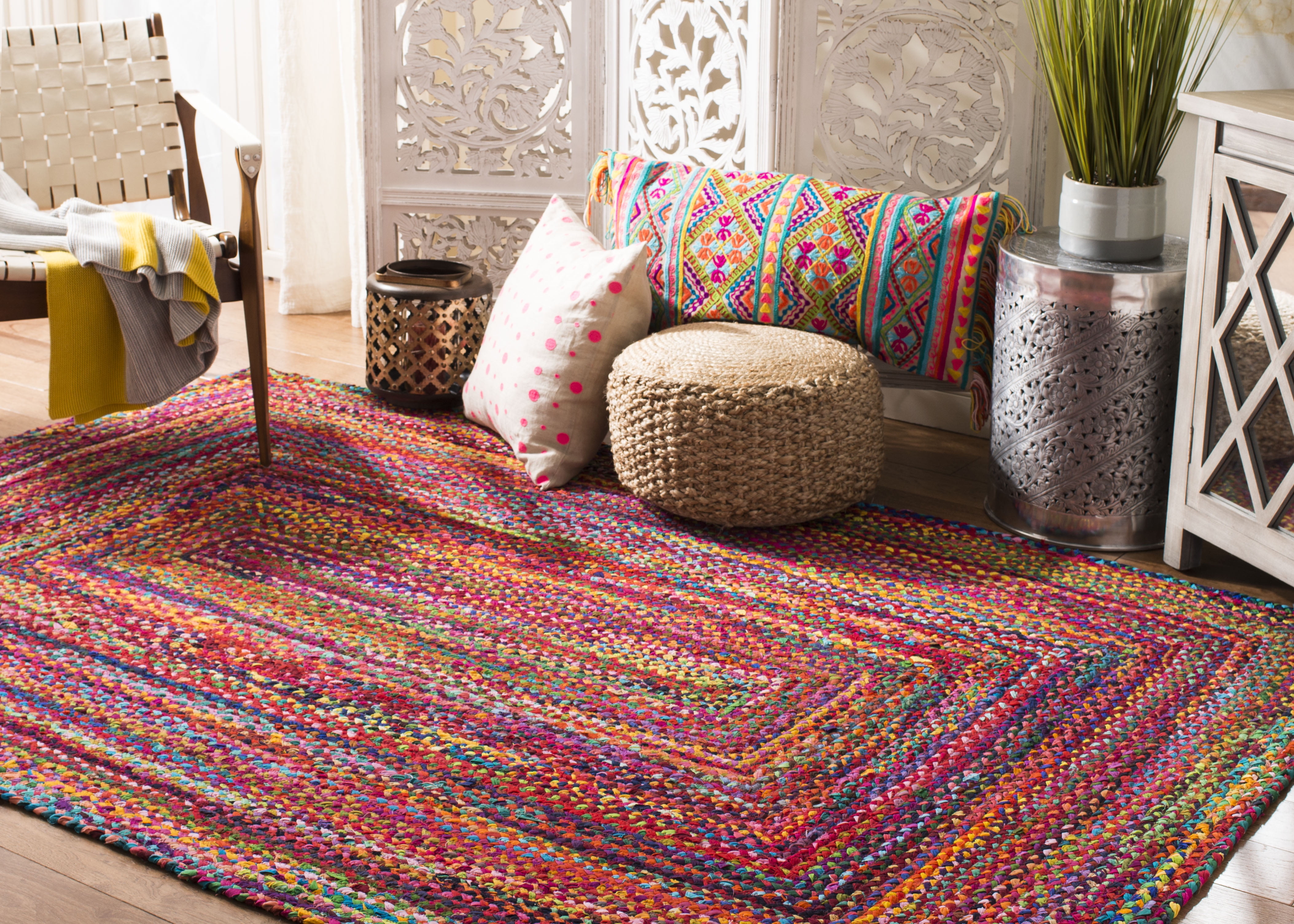 SAFAVIEH Braided Daphne Geometric Cotton Reversible Area Rug, Red/Multi, 3' x 3' Square