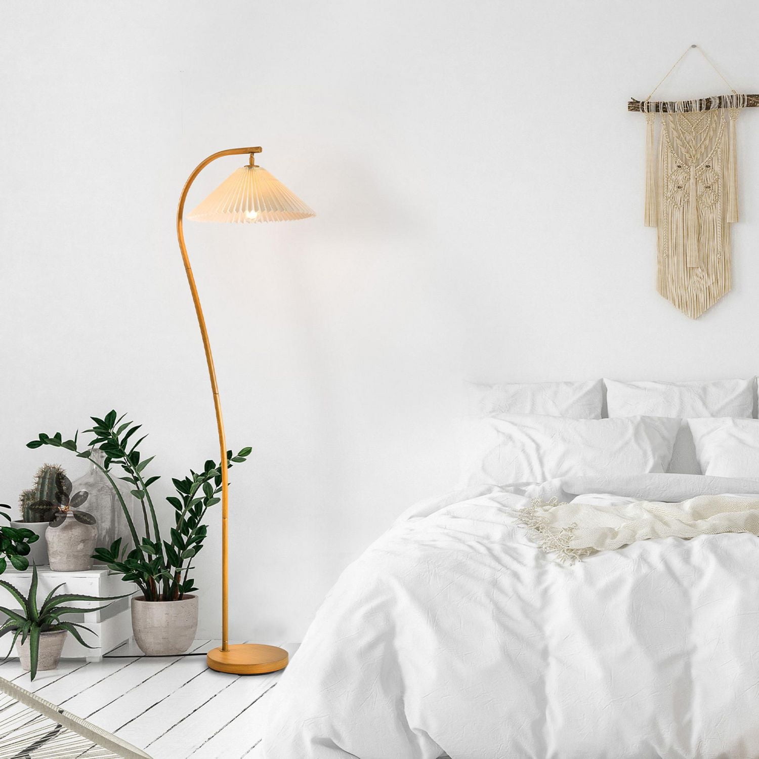 Lampe sur pied de 1,57 m (62 po) de Novogratz x Globe couleur bois avec abat-jour en tissu plissé blanc cassé<br>