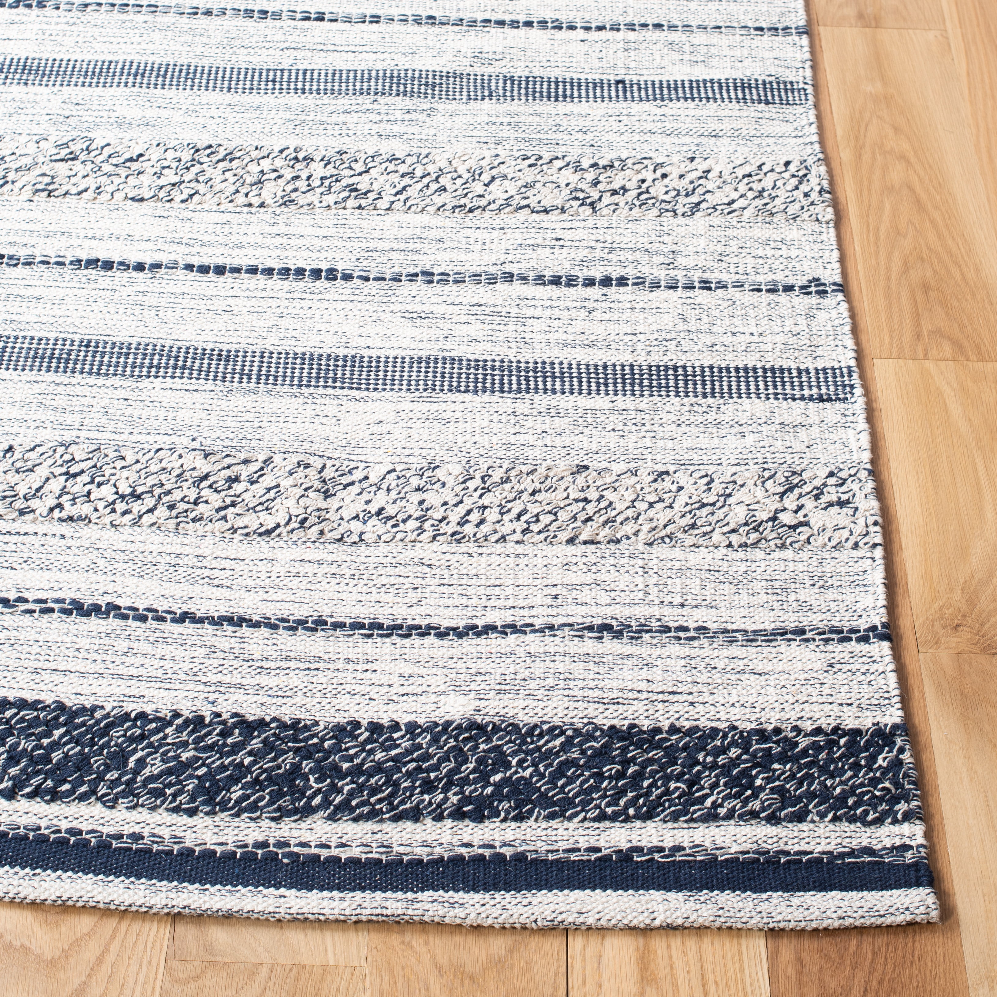 SAFAVIEH Striped Kilim Rada Striped Cotton Area Rug, Ivory/Navy, 6' x 9'