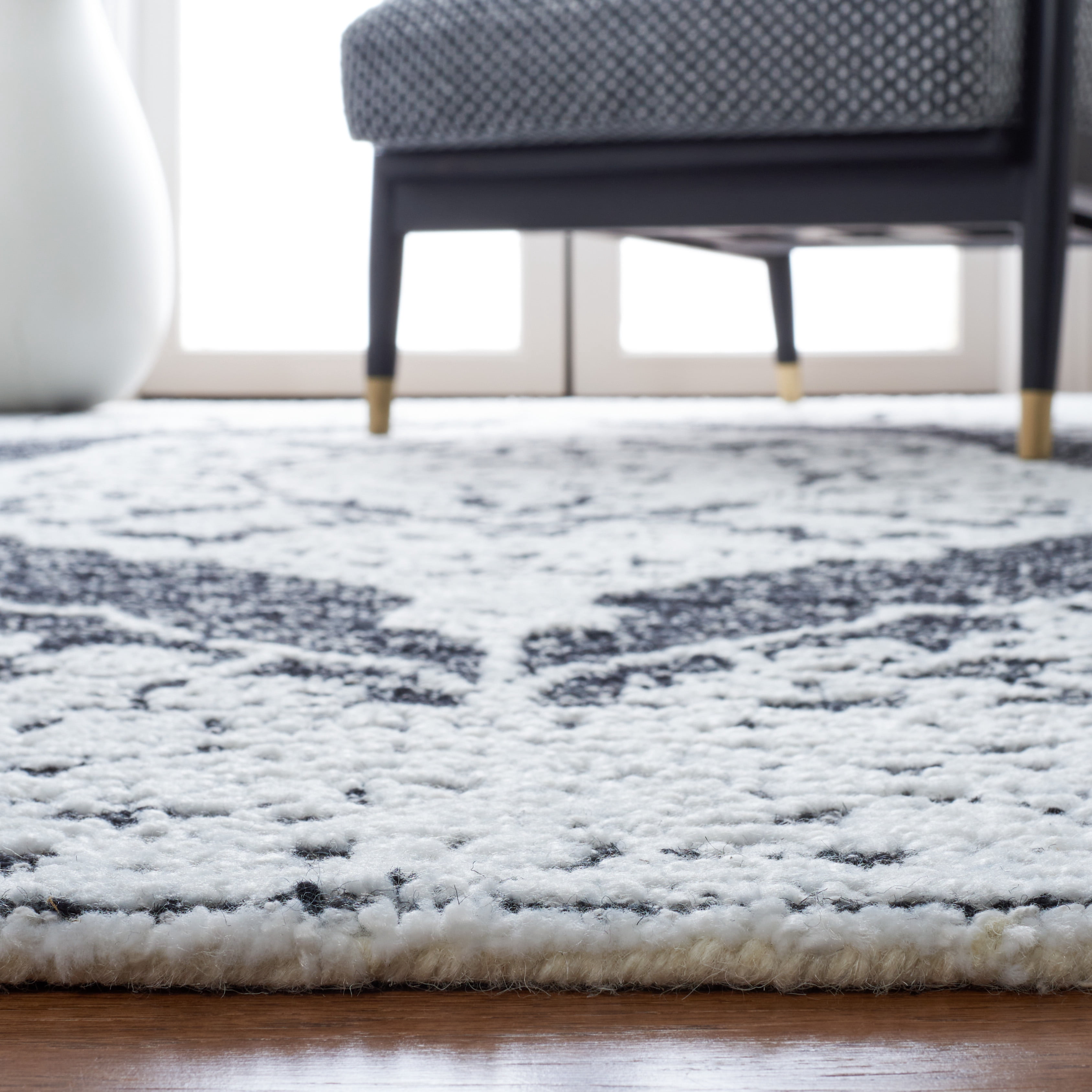 SAFAVIEH Metro Landon Medallion Area Rug, Ivory/Black, 8' x 10'