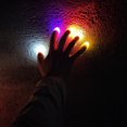 thumbnail image 1 of Luces de dedos parpadeantes, 2 pares, accesorios de trucos de magia con luz LED para niños, juguetes fantásticos y asombrosos que brillan, 1 of 6