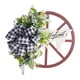 thumbnail image 1 of Corona de rueda de carreta de madera, corona de invierno, lazo a cuadros y negro, corona decorativa de flores para decoración de fiesta y, 1 of 8