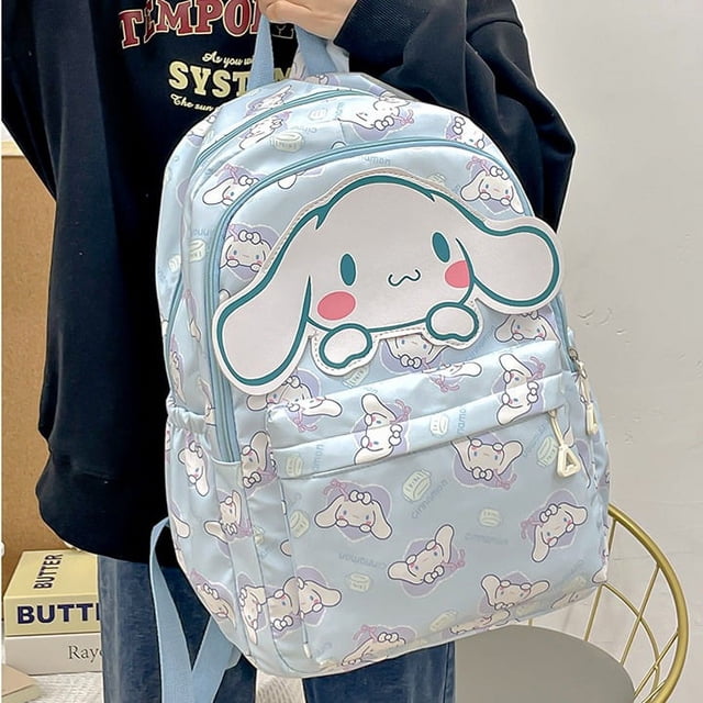 mochila de gran capacidad sanrio kuromi melody cinnamoroll para niños y niñas, bolsa escolar de nylon kawaii con dibujos animados de hello kitty, 2025 vista frontal 3/4; mochila azul pastel con estampado repetido de Cinnamoroll, parche frontal en forma de cara grande, bolsillo frontal con cremallera doble, asas superiores y tirantes ajustables acolchados, dimensiones 43 x 30 x 12 cm, peso 0.35 kg. adecuada para uso escolar y diario.