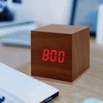 thumbnail image 4 of Reloj Despertador Digital, Luz LED De Madera Mini Reloj Despertador De Escritorio De Cubo Moderno Muestra Hora Fecha Temperatura para Niños, Dormitorios, Hogar, Dormitorios, Viajes, 4 of 5