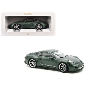 MINICHAMPS Collection 1:18 2013 PORSCHE MACAN TURBO Diecast Car