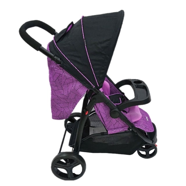 carriola Morado AEIOU para bebé, lateral 3/4 con toldo y ventanilla redonda; 1 llanta delantera y 2 traseras, respaldo con 3 posiciones de reclinado, arnés de 5 puntos, charola desmontable y reposapiés removible. Freno trasero a pie, amplia canastilla inferior y seguro en la llanta delantera; adecuada también como silla de paseo para salidas cortas.