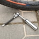 thumbnail image 1 of Mini bomba de bicicleta de aleación de aluminio bomba de aire manual inflador de neumáticos de bola MTB AV/FV Barbie Nuevos Originales, 1 of 8