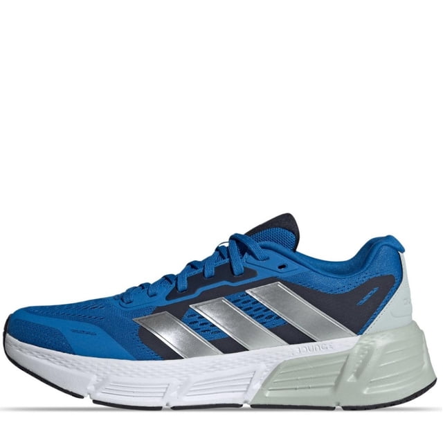 tenis adidas questar 2 m para hombre. if2235 azul 26.5 vista lateral derecha de tenis de running azul con tres franjas plateadas, exterior de malla liviana y forro textil, sistema de amarre con cordones, mediasuela Bounce blanca con panel verde claro y suela de goma negra; también suele usarse para trotes urbanos y entrenamientos diarios.