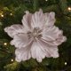 thumbnail image 1 of Magnolia artificial con purpurina navideña | Flor de tela 3D artesanal con bordes brillantes | Decoración navideña duradera para árboles de Navidad, coronas, ventanas y chimeneas, 1 of 6