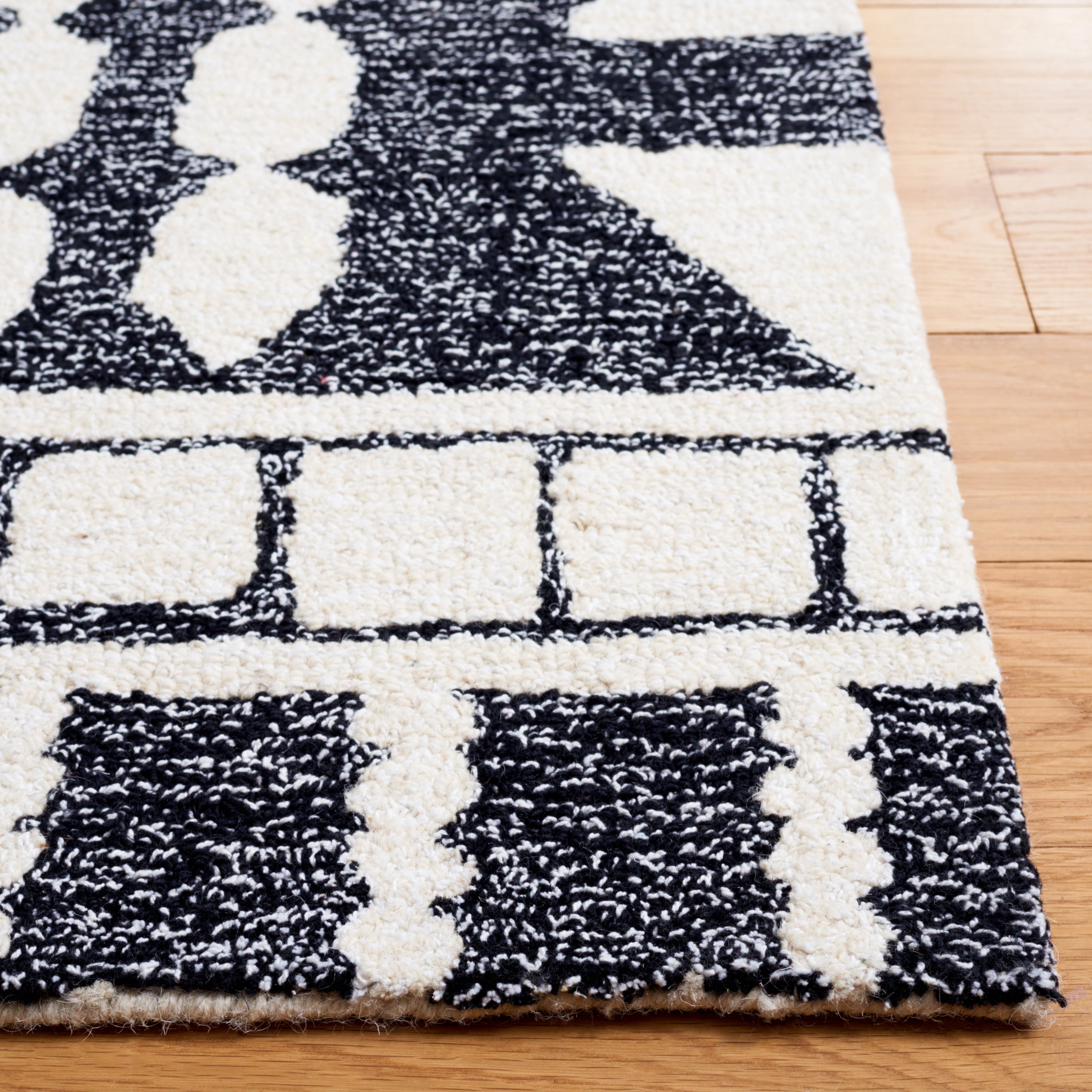 SAFAVIEH Capri Roger Southwestern Area Rug, Black/Ivory, 3' x 5'