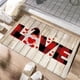 thumbnail image 5 of Felpudo rojo de poliéster para San Valentín, 40 x 60 cm | Alfombra absorbente y antideslizante | Felpudo impermeable y lavable para interior y exterior, ideal para salón, dormitorio, cocina y baño., 5 of 5